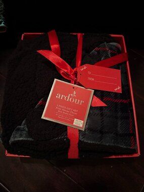 Super Comfy Green Plaid Print Sherpa Blanket with Fuzzy socks NWT